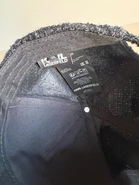 Karl lagerfeld tweed šiltovka s trblietkami,