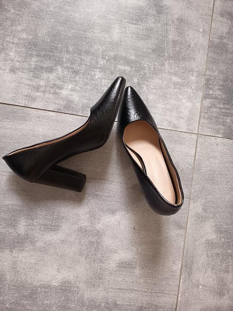 Čierne lodičky, 38