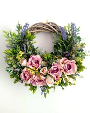 Veniec s ružami a lavendul'ou, 