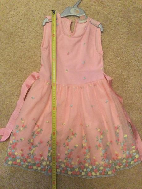 Vyšívané šaty, 122