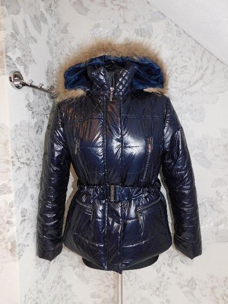 Pekna zimna bunda s odonimatelnou kapucnou, 38