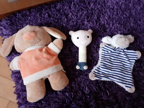 Hracia deka s rôznymi hračkami,