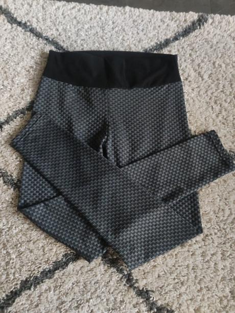 Tvarujúce zadok s vysokým pásom, m