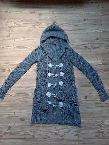 Predlzeny sveter na zapinanie s bombulkami, s