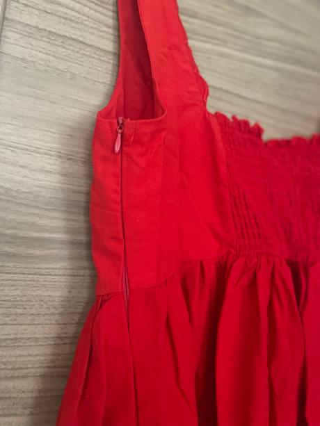 Cervene saty, reserved,m