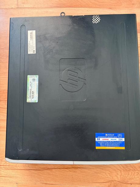 Starší pc s monitorom a modemom, hp (hewlett-packard)