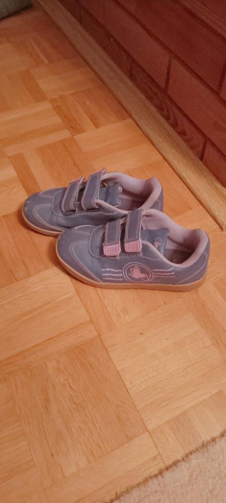 Fialové tenisky, 30