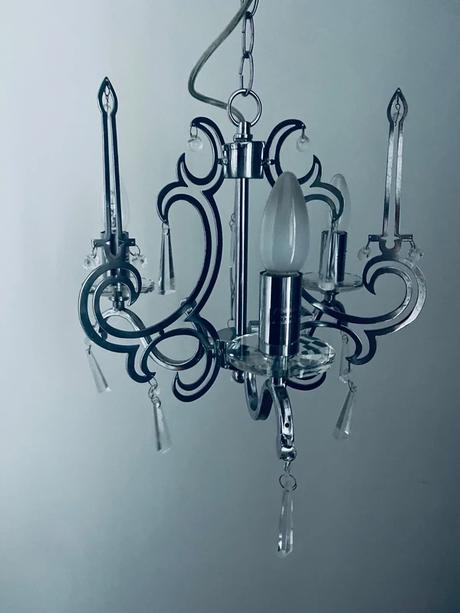 Moderný chrómový luster s akrylovými kryštálmi, 