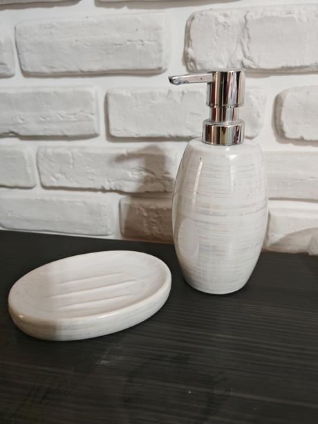 Biela sada do kúpeľne s perleť. nadychom, 