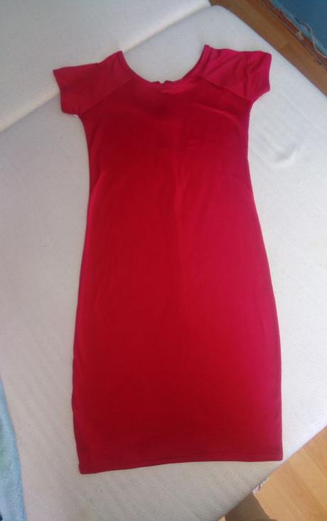 Červené šaty, s