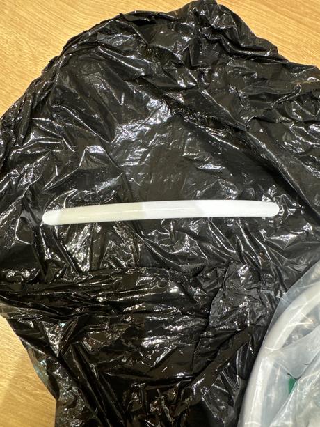 Biele madlo kovove na zasuvku, 