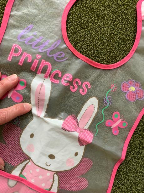 Plastový podbradník s vreckom,