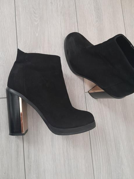 Čierne kotníčky, 38