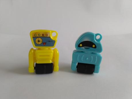 Mix vecí z kinder vajec štetce, ceruzky, gumy,