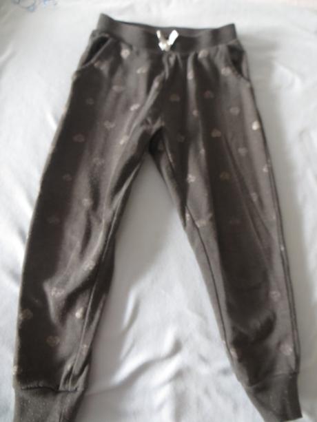 Tmavošedé tepláky so striebornými srdiečkami, lupilu,116