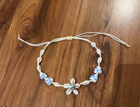 Náhrdelník z malých mušličiek a korálikov, 