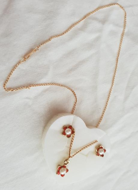 Retiazka a náušnice s kvietkom,