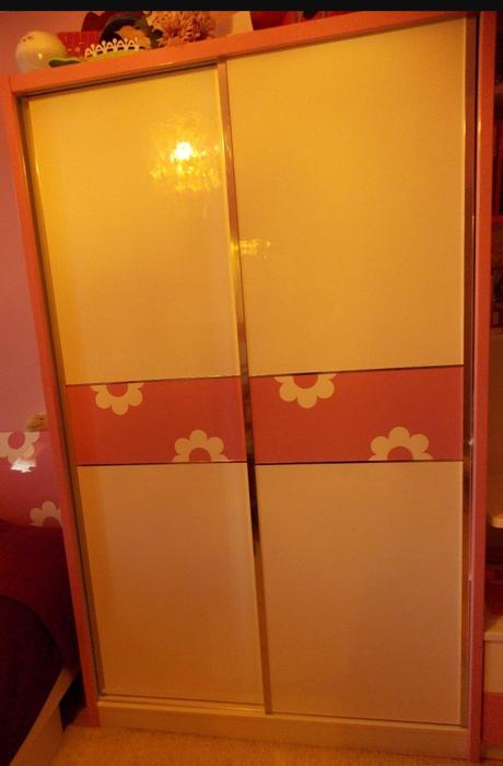 Ružová zasúvacia skriňa, 