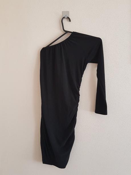 Šaty na jedno rameno, s