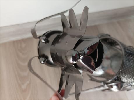 Kovovy stojan na vino pes novy, 