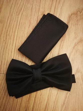 Čierny pansky motylik s vreckovkou,