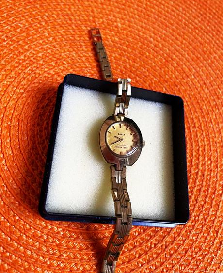 Starožitné náramkové hodinky zaria, 