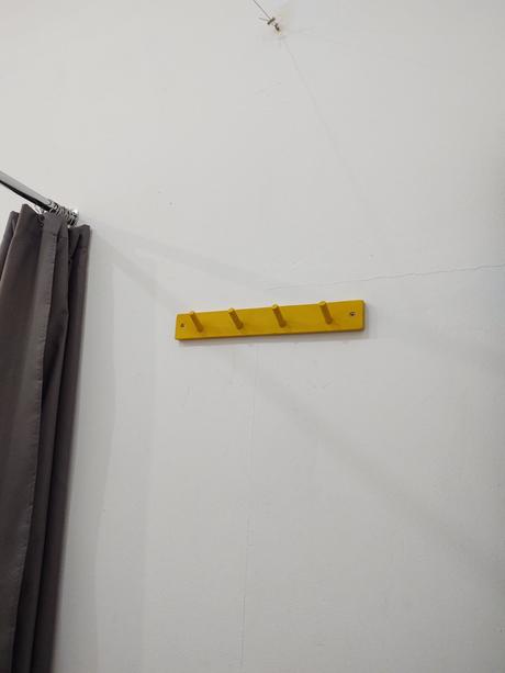 Žltý drevený vešiak na stenu, 