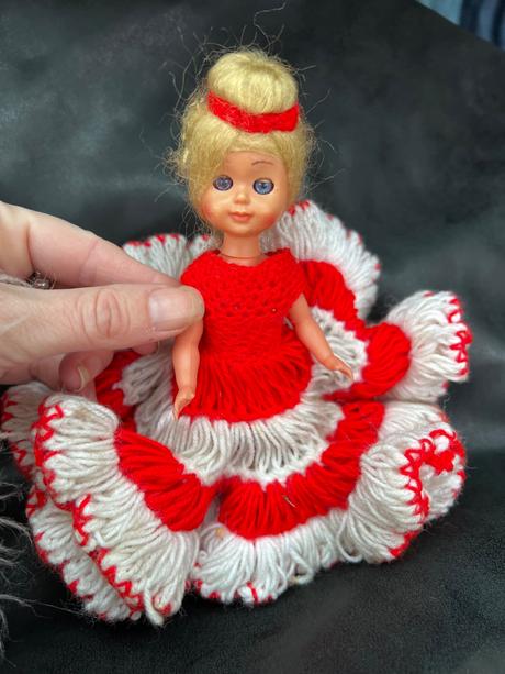 Starozitna mala babika s klipkacimi ocami a rucne,