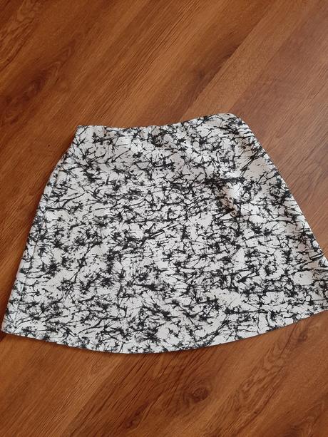 Elastická, krátka sukňa s potlačou, s