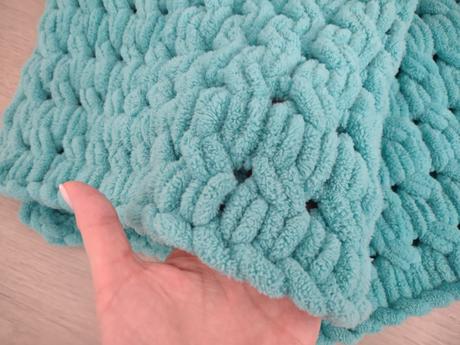 Hačkovana puffy tyrkysova deka s papuckami a hračk, 