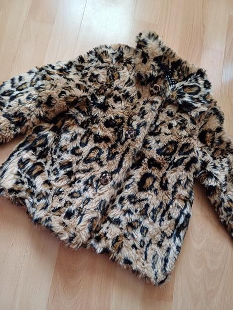 Teply kožúšok s nápisom trouble na chrbte, 110