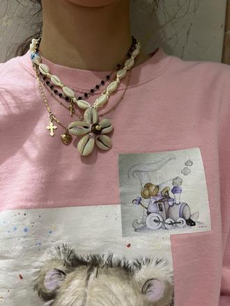 Náhrdelník z malých mušlí a s príveskom kvetinkou, 