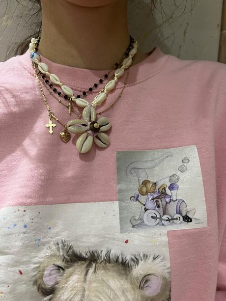 Náhrdelník z malých mušlí a s príveskom kvetinkou, 