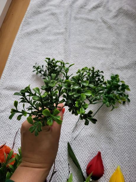 Umelé kvety+košík +vtáčik, 