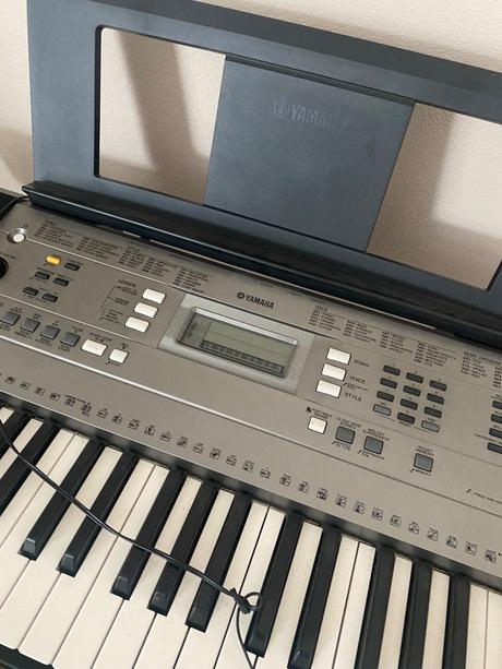 Yamaha syntetizátor/ klavír, 