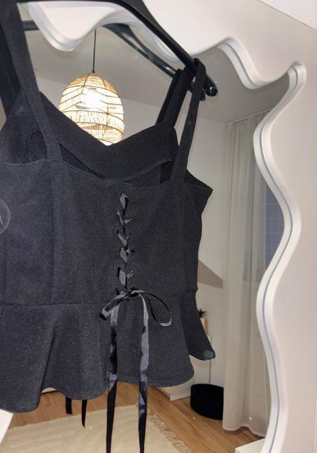 Top s viazačkou vzadu, s