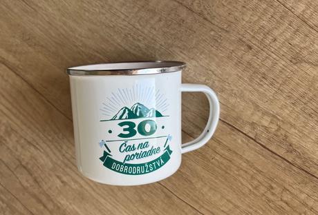 Plechový hrnček 30 čas na poriadne dobrodružstvá,