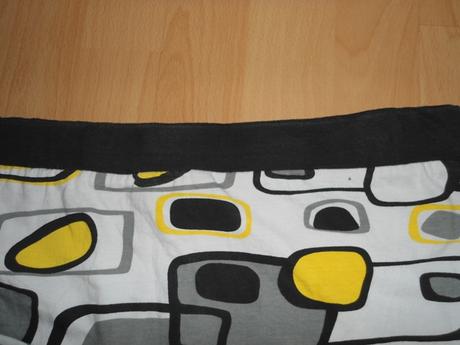 Zlto-cierno-sivo-biele saty bez ramienok, m