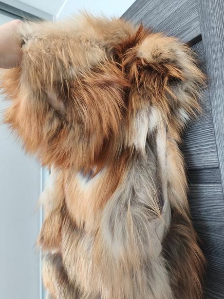 Krasna kozusinova vesta z lisky s kapucnou, s