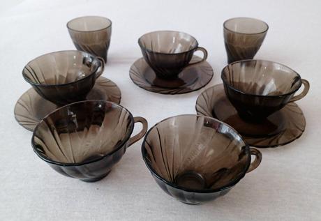 Neúplná súprava šálok,