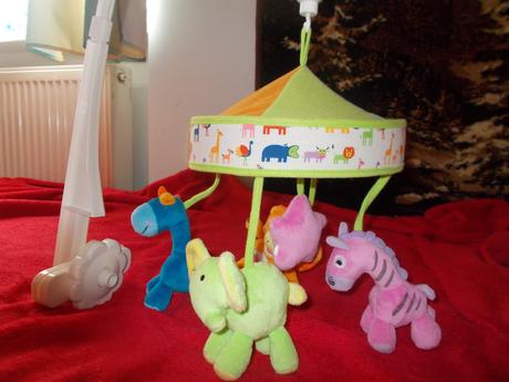 Hudobný kolotoč nad postielku,