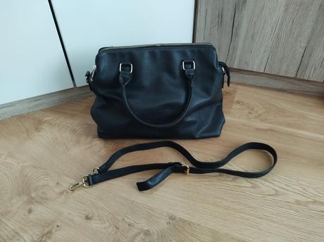 Priestranná čierna kabelka, 