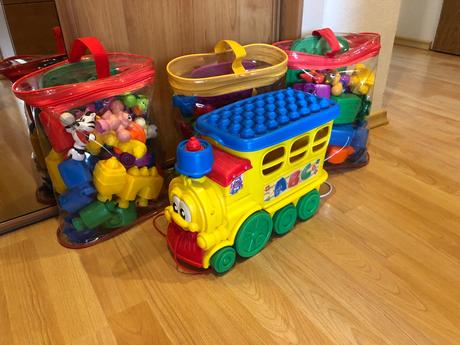 Vlacik fisher price a 3sady kociek pre najmensich,