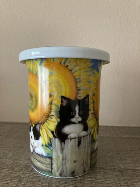 Šálka mačka so sitkom, 
