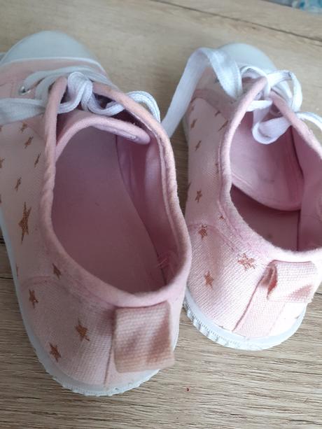 Dievcenske tenisky s hviezdickami, 33