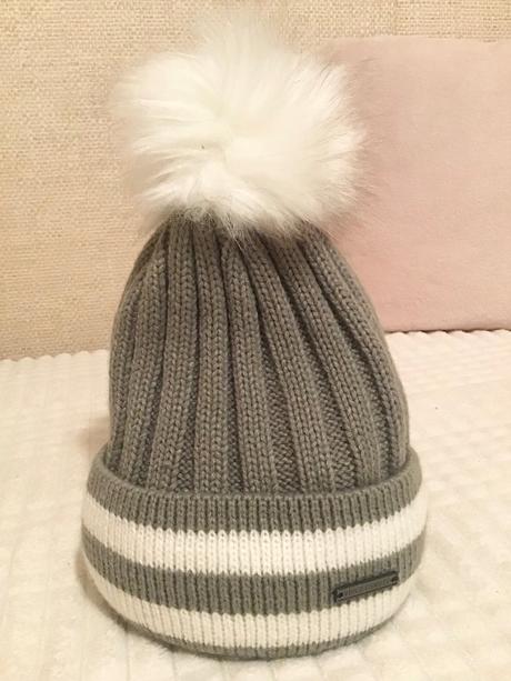 Krasna značková čiapka vince camuto,