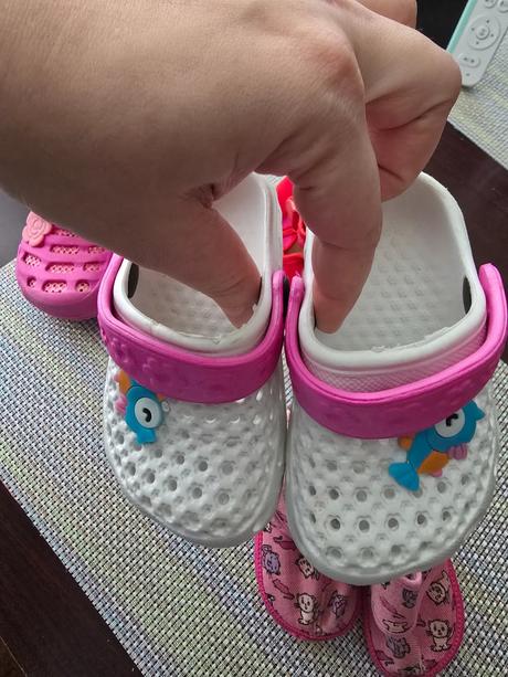 4 topanočky (2x kroksy 2 x papučky ), 18