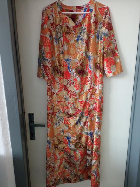 Extravagantné šaty, m