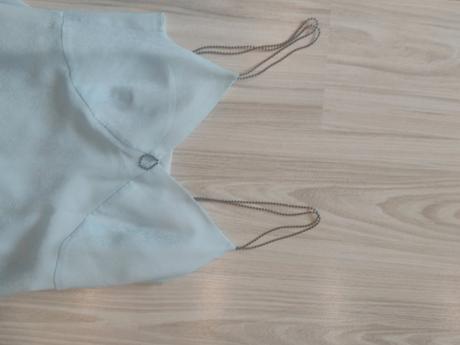 Bledomodre šaty, 38