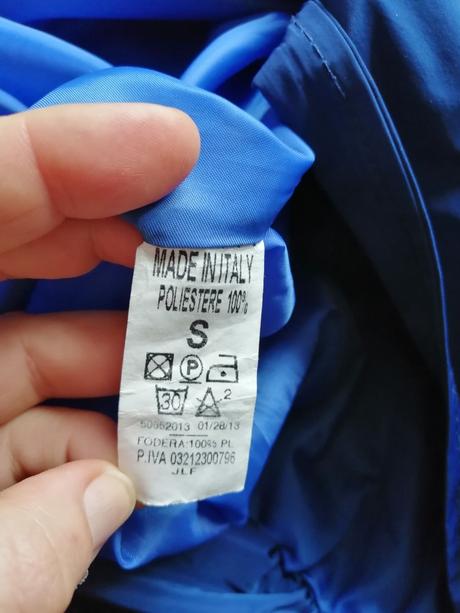 Kvalitný modrý plášť s balónovým spodom vs, s